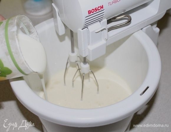 В яичную смесь добавить йогурт (или кефир), взбить до воздушного состояния.