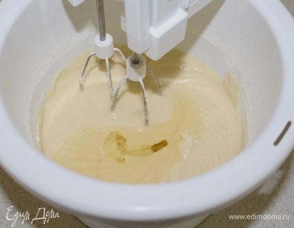Влить растительное масло и перемешать пару раз, не усердствуя.