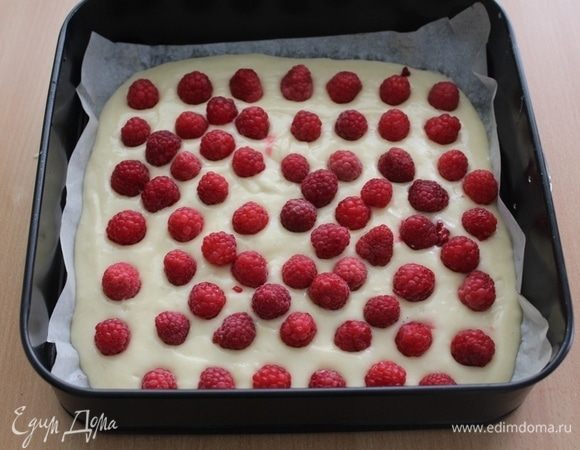 Выложить малину, слегка утопить ее в тесто.