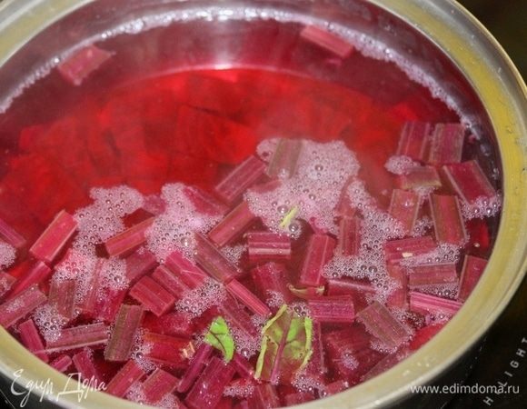 Свеклу (и ботву без зелени) нарежьте небольшими кубиками. Всыпьте в овощной бульон свеклу, уксус и варите на маленьком огне 40 минут.