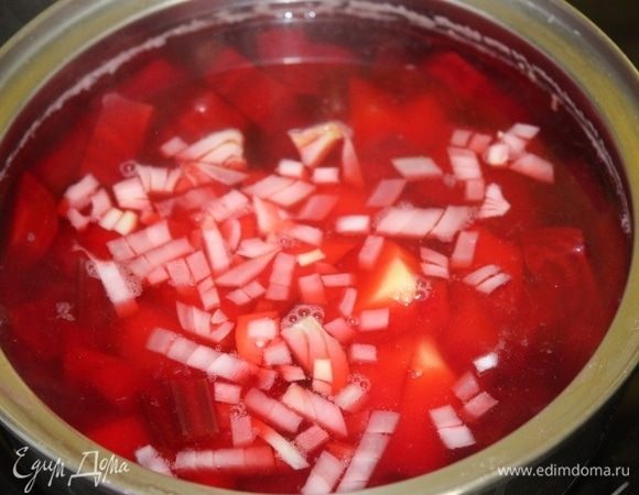 Картофель и лук очистите и нарежьте кубиками. Добавьте их в суп и варите до мягкости овощей.