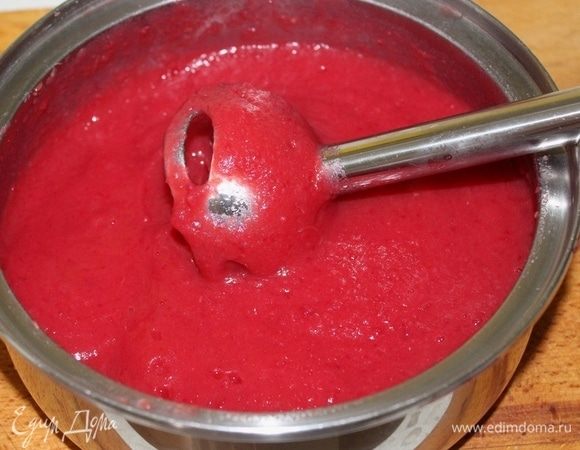  Пюрируйте суп блендером. 