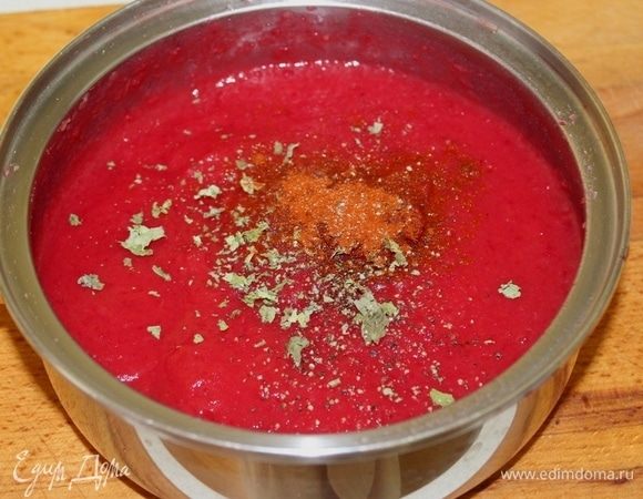 Добавьте пряности, перемешайте. Доведите до кипения.