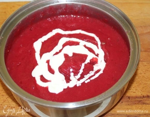 Добавьте сливки, перемешайте. Подавайте к столу.