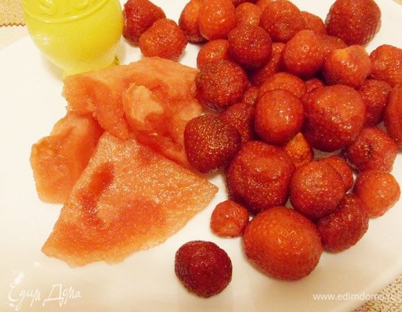 Подготовить мякоть арбуза.