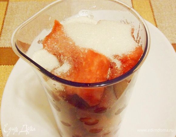 Ягоды клубники, мякоть арбуза, сахарный песок, воду и лимонный сок заложить в блендер.