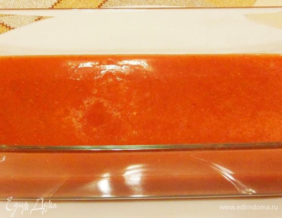 Перелить готовое пюре в морозостойкую форму и поставить в морозильник. Через каждый час форму необходимо вынимать и хорошо перемешивать (лучше делать это вилкой). Сначала застывать будут краешки формы, а потом и центр. Должна получиться очень холодная густая масса. Ее уже можно оставить в морозилке до полной заморозки.