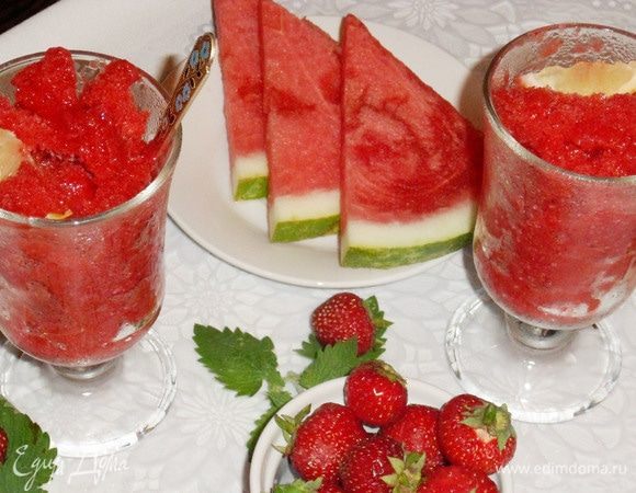 Достать за 15 минут до подачи. Выкладывать вилкой в бокалы ледяную клубничную граниту.