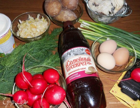 Подготовим продукты для окрошки. Картофель отварить. Яйца сварить вкрутую. Нежирную рыбу (у меня стейки трески) отварить до готовности в подсоленной воде. Квашеную капусту промыть (если она очень кислая и соленая) и отжать от рассола.