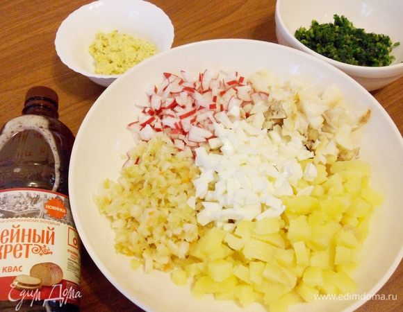 Отварной охлажденный картофель, яичные белки и редис нарезать кубиками. Добавить квашеную капусту. Из рыбы выбрать косточки и нарезать кусочками.