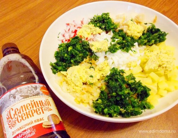 Добавить растертую зелень и желтковую смесь.