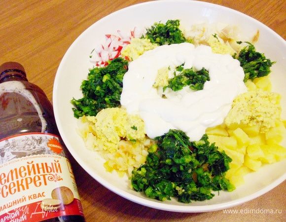 Затем добавить сметану.