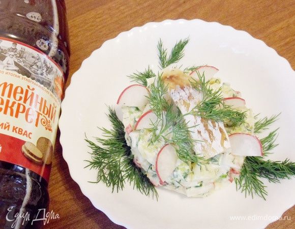 Можно выкладывать окрошечную смесь каждому в тарелку и затем добавлять квас, кто как любит. Сверху положить кусочек отварной рыбы.