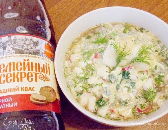 Можно разлить готовую окрошку по тарелкам. Сверху посыпать зеленью укропа.