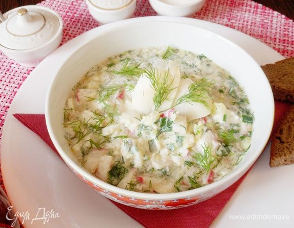 Оригинальная окрошка с отварной рыбой и квашеной капустой готова. Приятного аппетита!