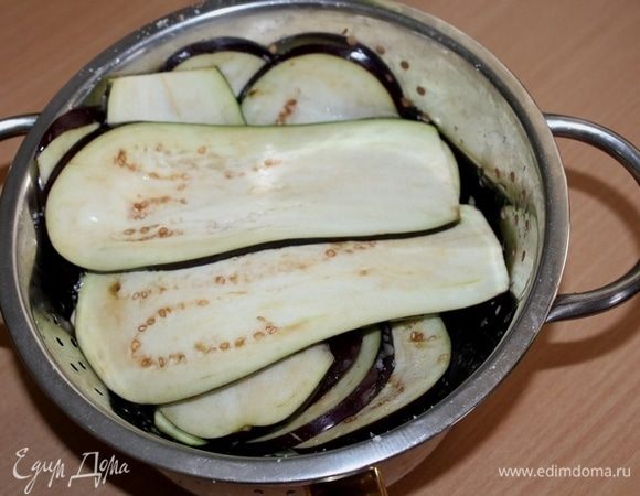 Выложить в дуршлаг на 30 минут, чтобы сбежала лишняя жидкость.