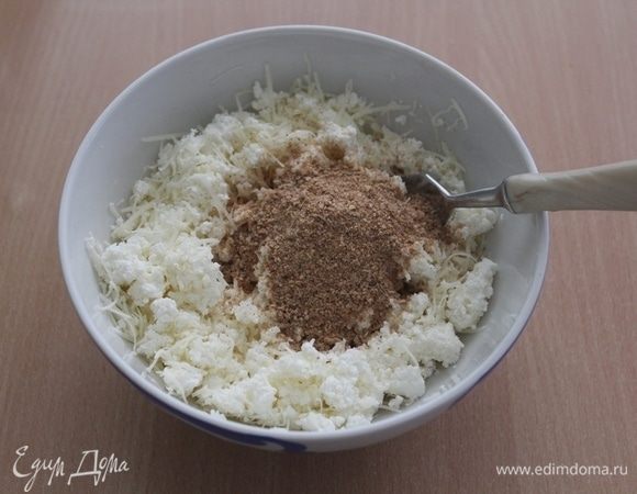 Добавить панировочные сухари.