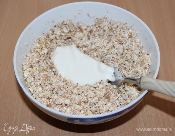 Добавить сметану, поперчить, посолить.