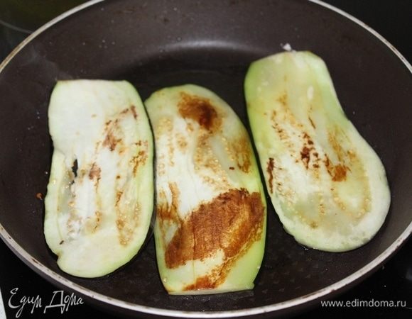 Баклажаны обжарить с двух сторон на растительном масле.