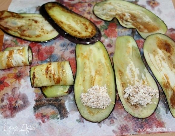 Выложить начинку на баклажаны, завернуть рулетиками.