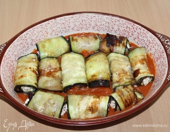 Выложить томатный соус в форму, затем рулетики.