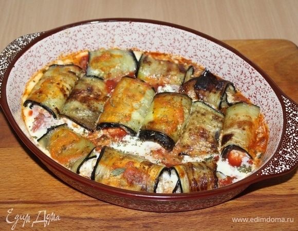 Посолить, поперчить, посыпать базиликом. Запекать в духовке 20-25 минут.