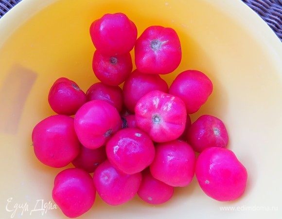 Подготавливаем помидоры. Для этого рецепта хорошо подойдут некрупные мясистые помидоры, у меня были маленькие розовые помидоры.