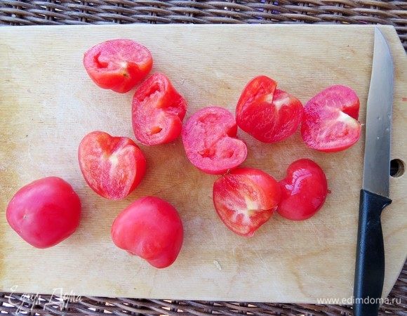 Разрезаем каждую помидорку пополам или нарезаем четвертинками (в зависимости от размера помидоров). Как видите, у этих помидоров много мякоти и мало семечек, как раз что нам и надо.