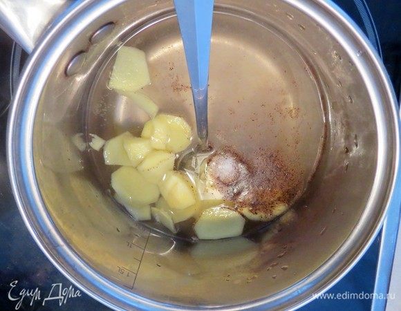 Приготовим сироп. В кастрюлю засыпаем сахар, наливаем воду, добавляем нарезанный имбирь и ваниль. Доводим сироп до кипения.