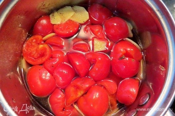Закладываем в сироп наши помидоры, доводим до кипения, провариваем пару минут и оставляем остывать.
