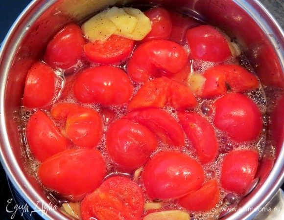Проделываем эту процедуру 3-4 раза: доводим до кипения, провариваем пару минут, оставляем остывать. После этого с помидоров очень легко снимать шкурку, что я и сделала.
