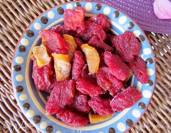 Аккуратно откидываем помидоры на дуршлаг и даем стечь сиропу. Выкладываем наши помидоры на решетку сушилки и сушим при 60°С в течение 24-28 часов. Я заодно также выложила и завялила ломтики имбиря (они видны на фото), имбирные цукаты также оказались очень вкусны.
За неимением сушилки, я вялила помидоры в духовке на 60°С с режимом конвекции в общей сложности около 30 часов. Процесс не быстрый, но конечный результат стоит того. 