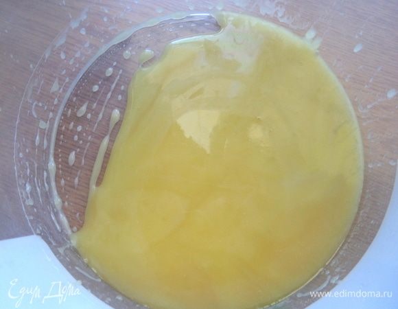 Также понадобится сахар или мед, так как сыворотка обычно с кислинкой.