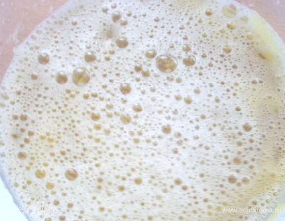 Влить сыворотку и взбить блендером или венчиком. Уже можно пить.