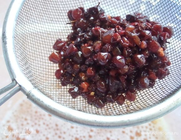 Для цвета я решила добавить немного сиропа от брусники. Сама брусника уже отдала все соки, ее выкинуть.