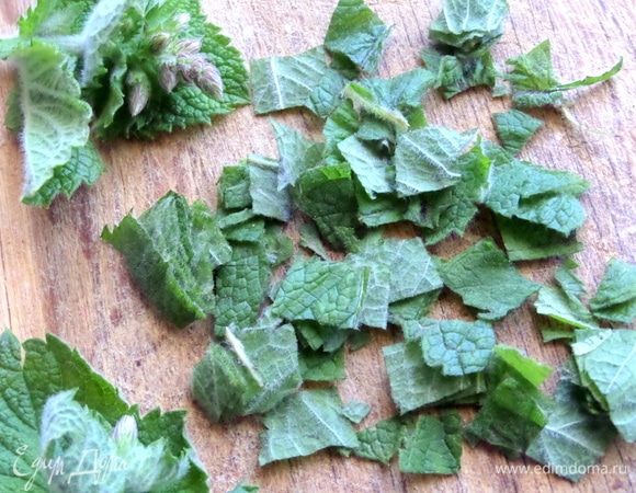 Мяту порвать или нарезать, немного растереть в руках или ступке.