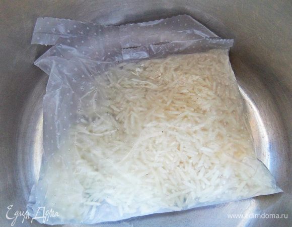 Отварить заранее пакетик риса.