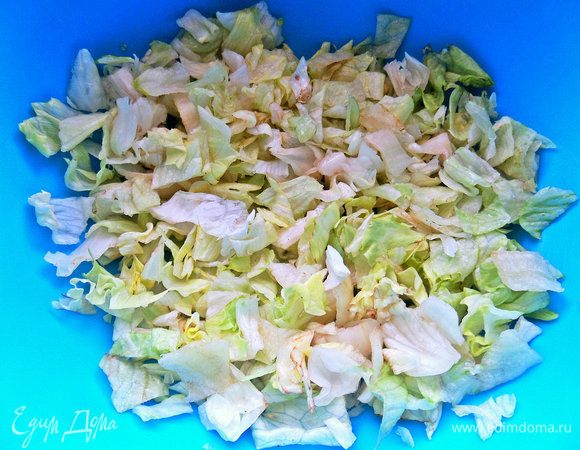 Салатные листья покрошить.