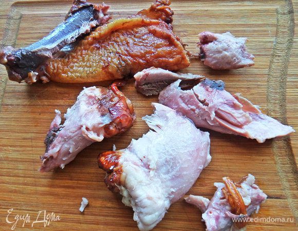 От копченой куриной ножки отделить мясо.