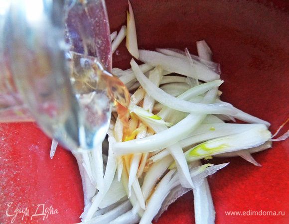 Лук соломкой замариновать в уксусе.