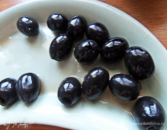 Маслины отделить от косточек, если есть.