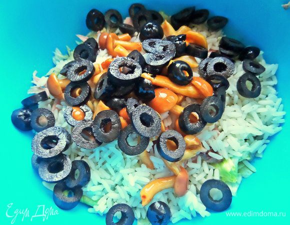 Нарезать колечками в салат.