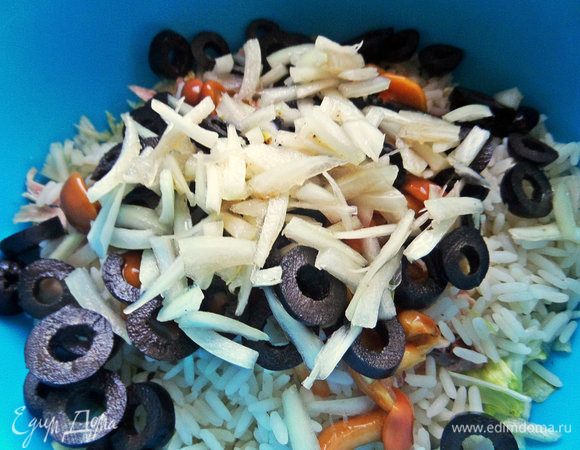 Далее лук перенести из уксуса.