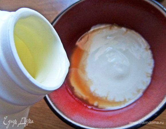 В оставшийся от лука уксус влить кефир.