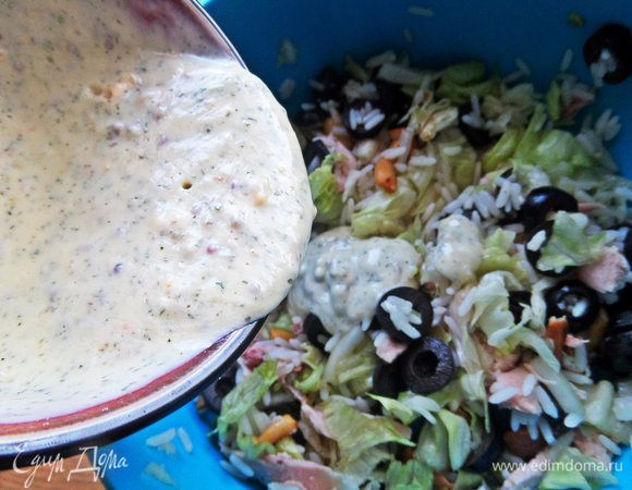 Поливаем салатную смесь заправкой.