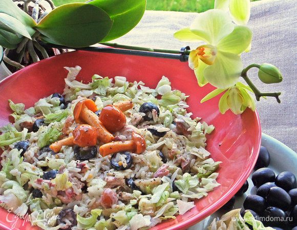 Такой салат хорошо перенесет дорогу на пикник, так как в нем нет огурцов и помидоров и зеленого лука.