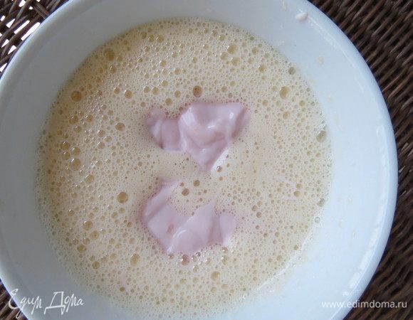 Добавляем густой йогурт (можно заменить сметаной), взбиваем. Потихонечку вливаем растительное масло, взбиваем пару минут до однородного состояния.