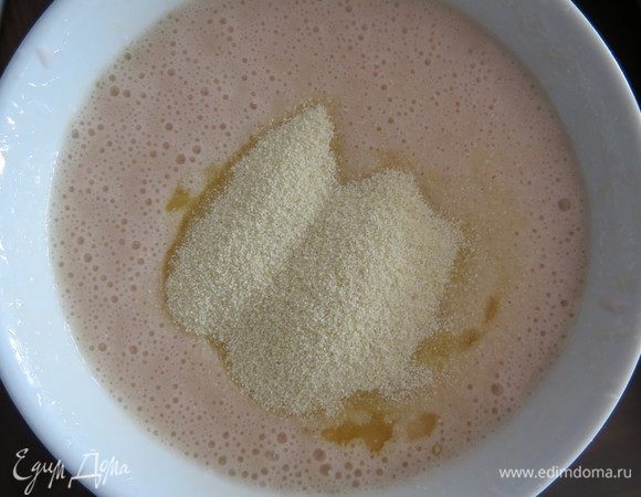 Всыпаем 3 ст. л. манки, перемешиваем на низкой скорости миксера.