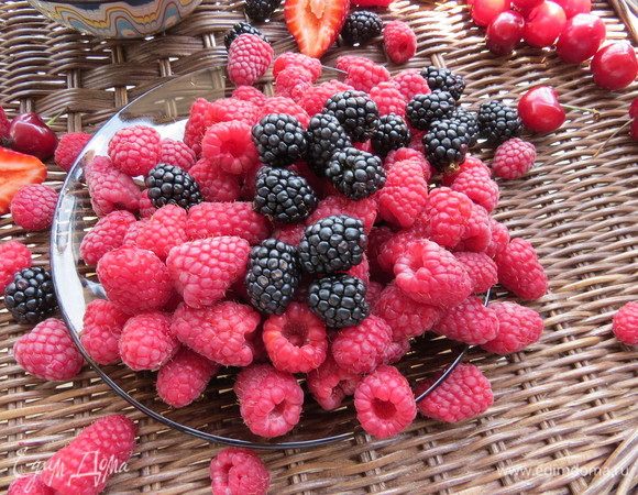 Малину предварительно перебрать, помыть, обсушить. Тут еще на фото ежевика затесалась, но дети ее благополучно съели. :)