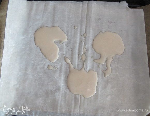 Приступаем к формированию пирога. Выкладываем один лист теста фило и равномерно смазываем его нашим кремом (у меня на каждый лист уходило 2-3 ст. л. крема).